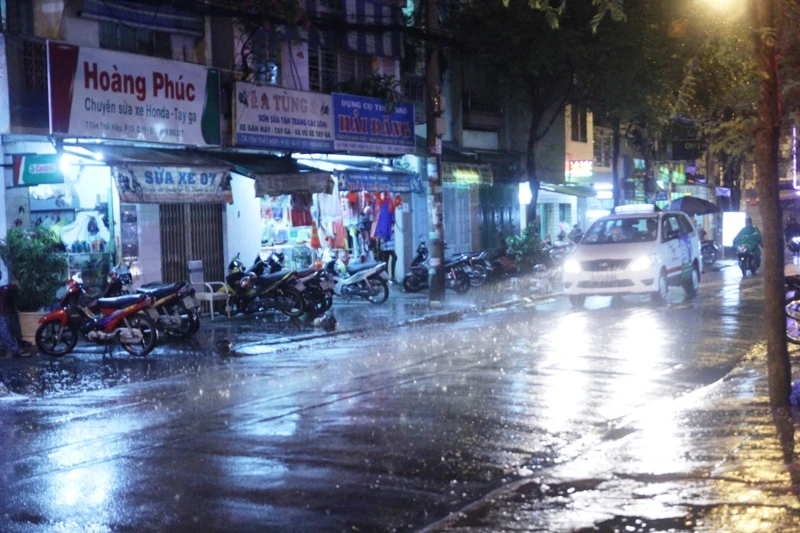 Cơn mưa 'vàng' giải nhiệt cho người dân Sài Gòn ảnh 10 Cơn mưa 'vàng' giải nhiệt cho người dân Sài Gòn ảnh 10